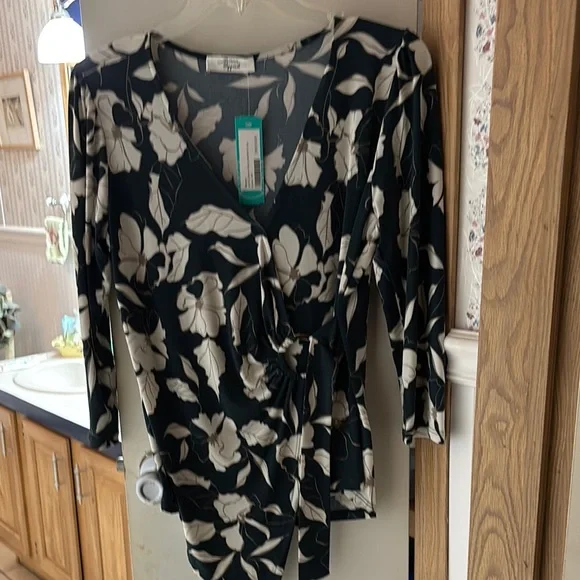 NWT BEACON APPAREL JAI 3/4 SLEEVE RING DETAILED TOP - Picture 1 of 5